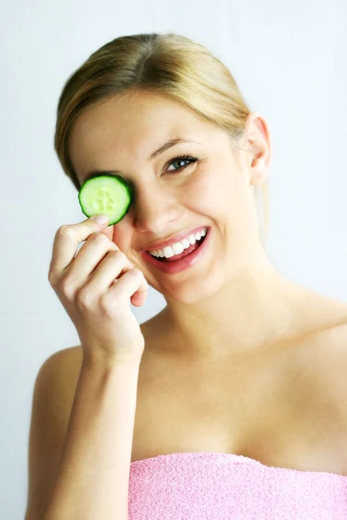 
    Castravetele face minuni dacă ai cearcăne sau pungi sub ochi Shutterstock  