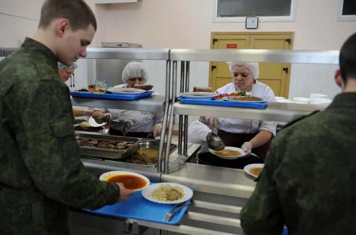 Soldați ruși, la o cantină nou deschisă în regiunea Leningrad, în 2013 Foto Profimedia