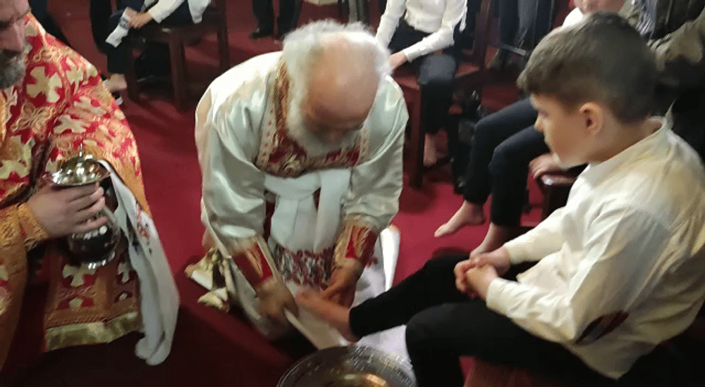 VIDEO Ritualul spălării picioarelor în Joia Mare. Tradiție veche de peste 2000 de ani, păstrată în Arhiepiscopia Dunării de Jos