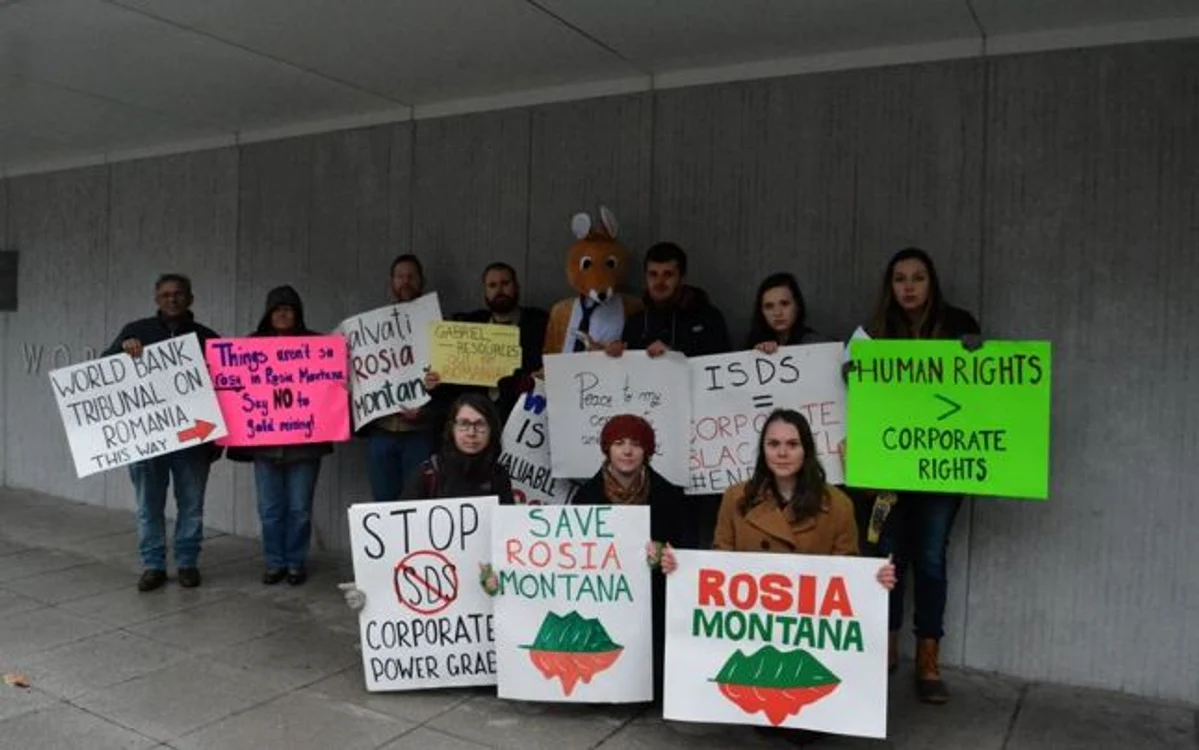 Protest la sediul ICSID din Washington în timpul audierilor din decembrie 2019