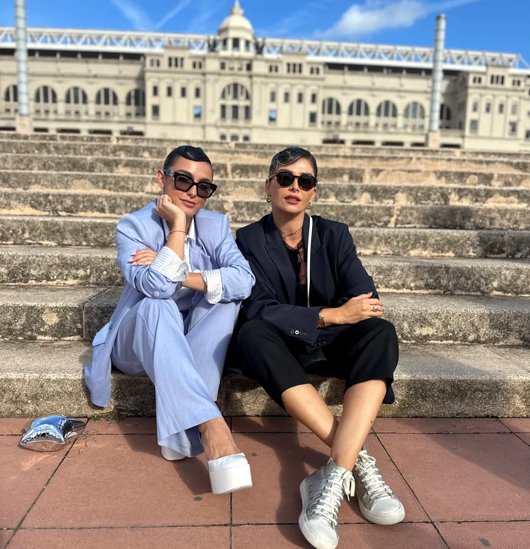 Alexia Eram și Alina Pușcaș, coafate identic la evenimentul Huawei de la Barcelona foto: arhiva personală  