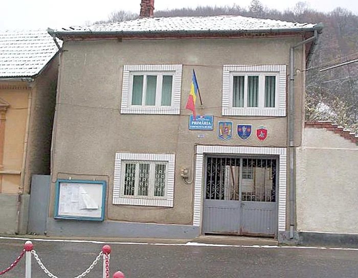 
    Mircea Gică Ciobîcă  era primar  la Ocna de Fier  din 2004  