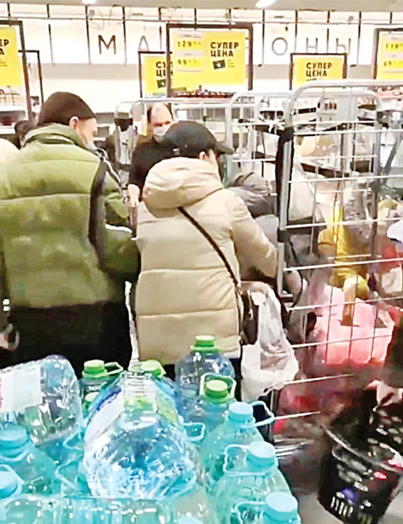 Acasă, în Rusia, oamenii  panicaţi golesc  magazinele de alimente