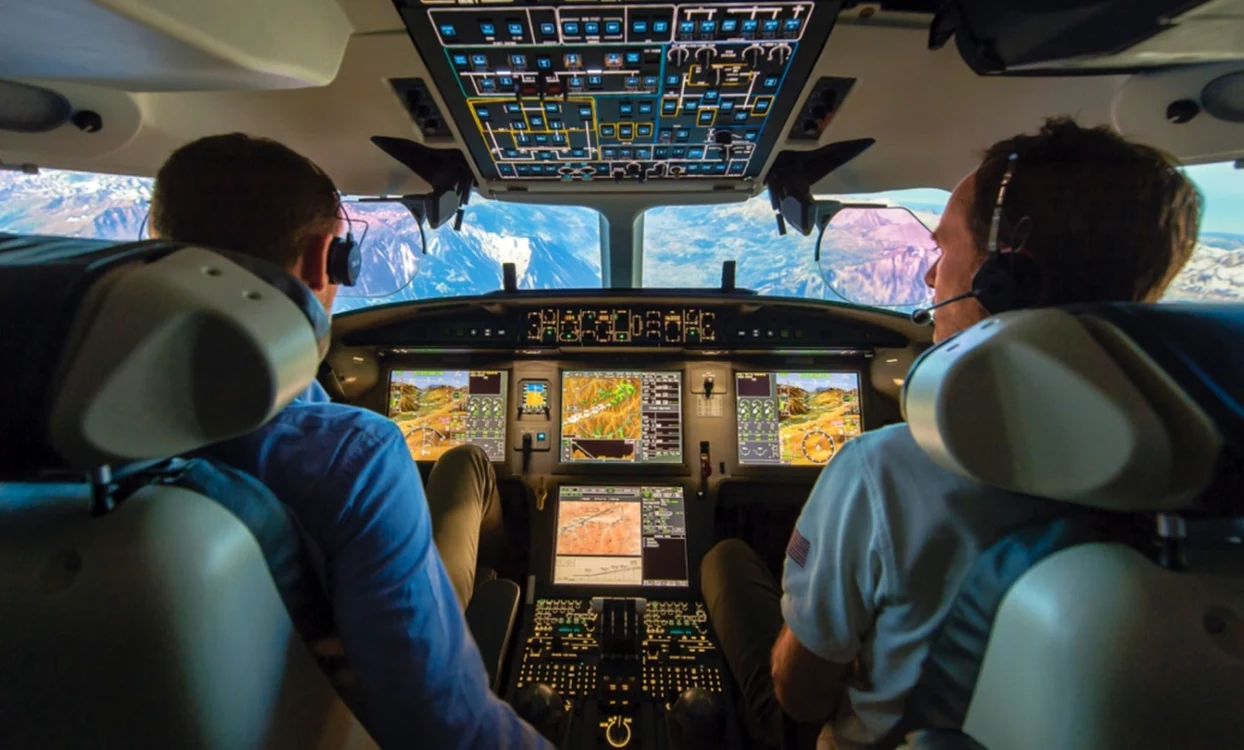 Un pilot și un copilor la bordul unui avion în zbor