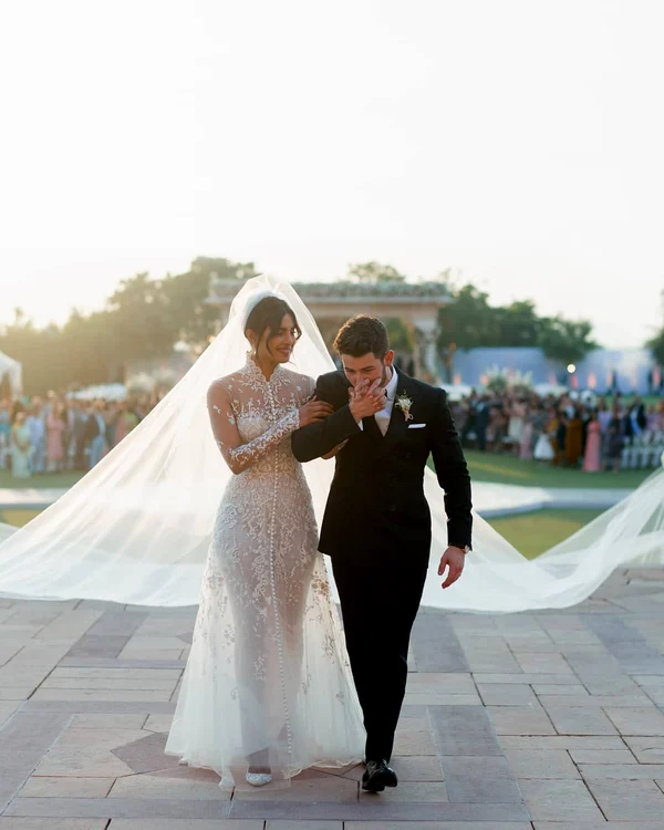 Nick Jonas şi Priyanka Chopra au purtat ţinute semnate de Ralph Lauren la ceremonia creştină