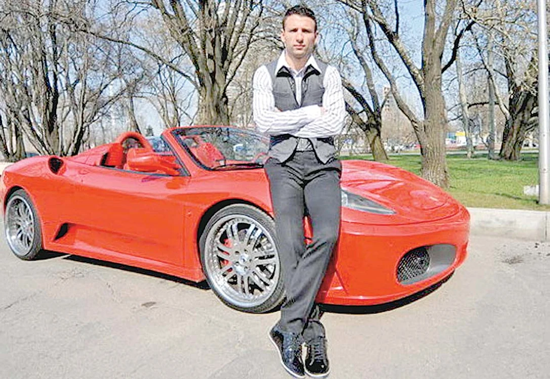 
    În Ucraina, Raţ  are un Ferrari roşu  