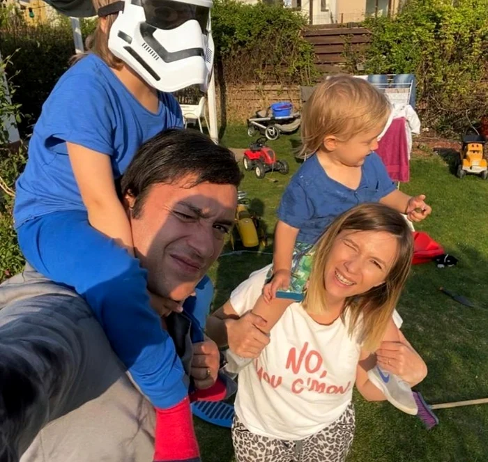 Adela Popescu și Radu Vâlcan, alături de cei doi năzdrăvani ai lor