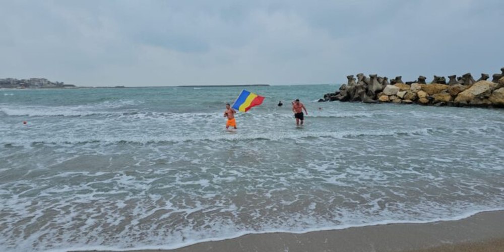 Baie în mare pe un frig pătrunzător. Șapte bărbați s-au aruncat în valuri, la Constanța VIDEO