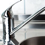 Bea apa cu paharul de la chiuveta FOTO Shutterstock