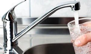 Bea apa cu paharul de la chiuveta FOTO Shutterstock