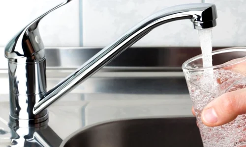 Bea apa cu paharul de la chiuveta FOTO Shutterstock