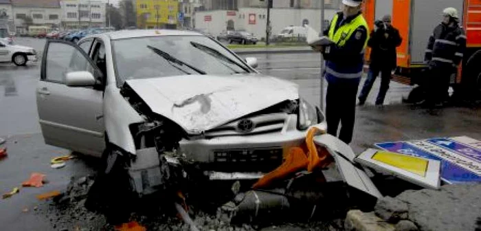 Cluj: VIDEO Accident în centrul Clujului - doi tineri au doborât un stâlp (GALERIE FOTO)