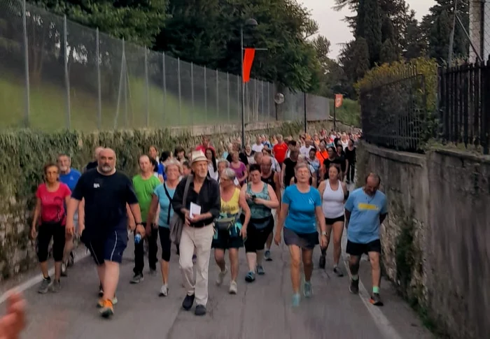 Luciano Fregonese pe străzile din satul unde este primar