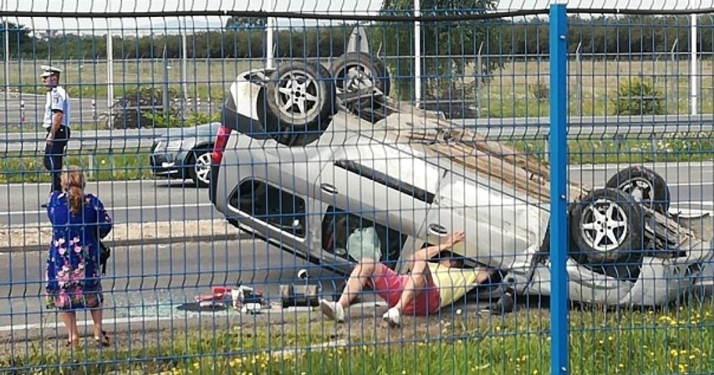 Şoferul a reuşit să iasă din maşină    Foto: axanews.ro