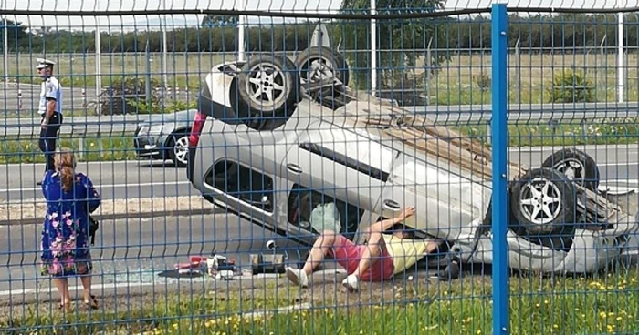Şoferul a reuşit să iasă din maşină    Foto: axanews.ro