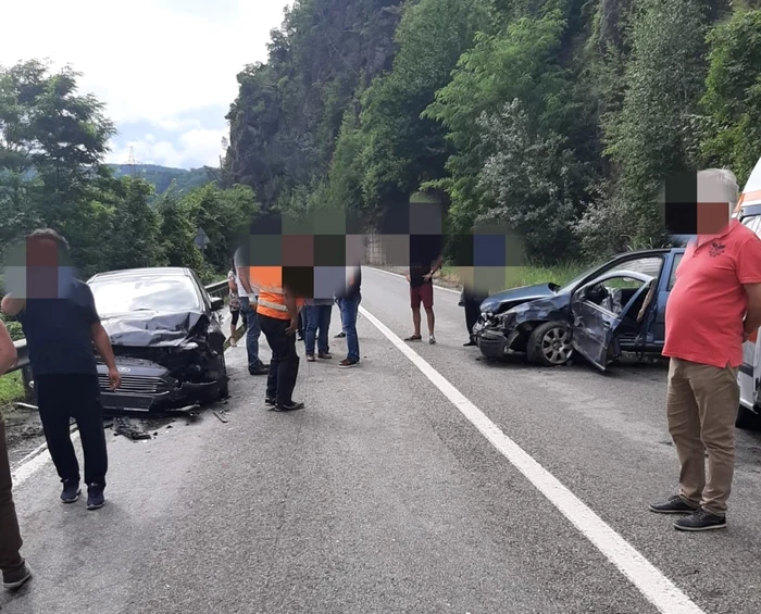 Carambol pe DN 7 / E 81, Valea Oltului, în judeţul Vâlcea, cu trei maşini şi un TIR implicate şi trafic blocat total după ce o şoferiţă a pătruns pe contrasens, Foto: Adevărul