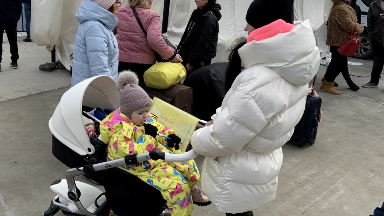 Refugiaţi din Ucraina în Vama Isaccea foto: Călin Gavrilaş