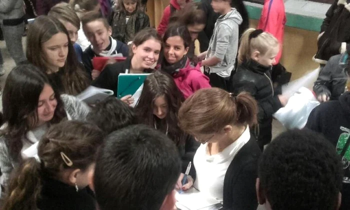 marina anca dand autografe