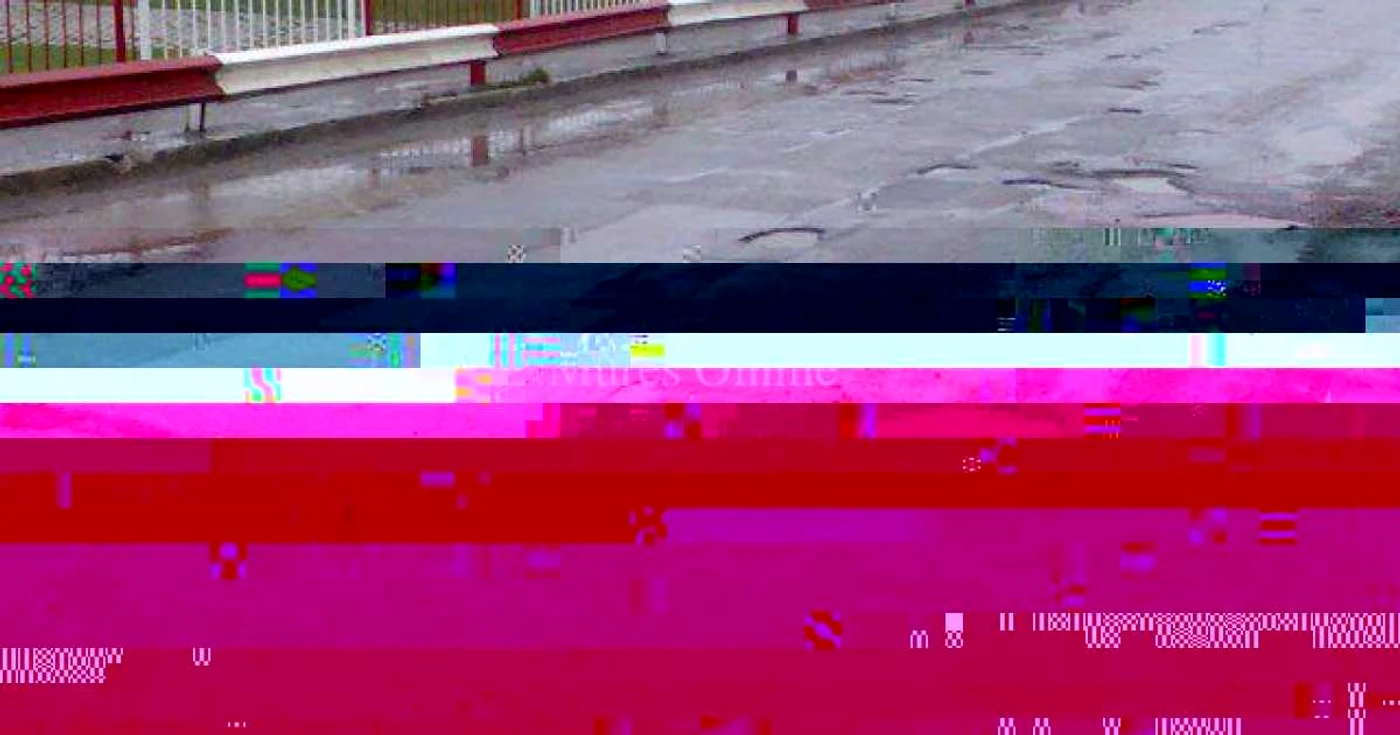 Podul este acum plin de gropi