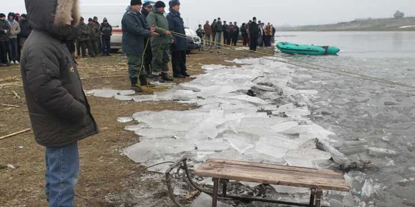 După moartea celor patru copii pe malul apei a rămas doar sania