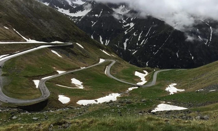 Pe Transfăgărășan s-a depus un strat subire de zăpadă periculos pentru mașinile neechipate cu pneuri de iarnă