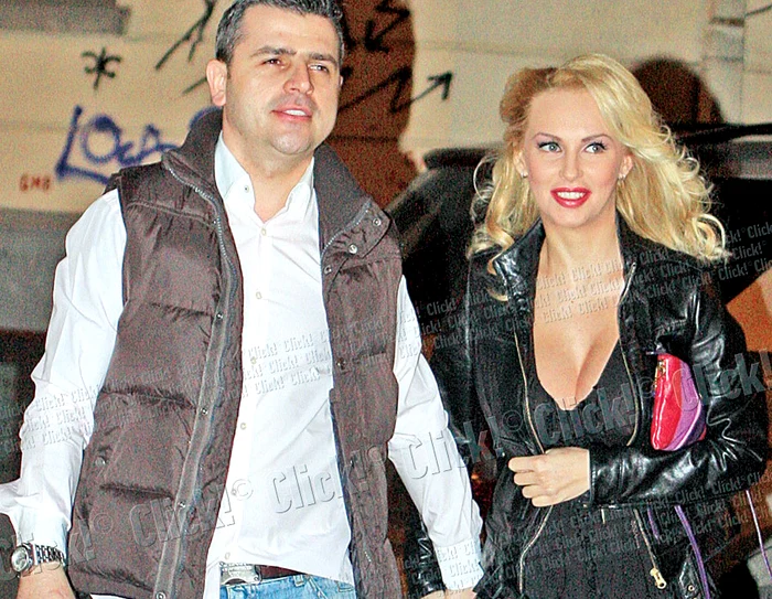 Nemachiată,  plânsă şi  nedormită.  Aşa a fost  fotografiată  Andreea Spătaru în timp ce făcea  drumuri la Poliţia  Capitalei, acolo  unde era iubitul ei