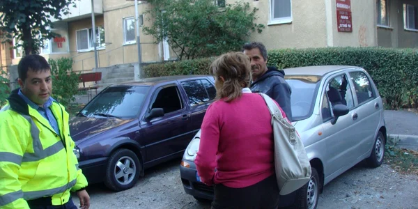 Poliţia încearcă să dea de urma hoţilor care au vandalizat şapte maşini parcate pe strada Dacia