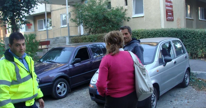 Poliţia încearcă să dea de urma hoţilor care au vandalizat şapte maşini parcate pe strada Dacia