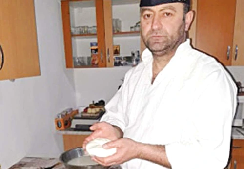 O roată standard de caşcaval preparat de Nicolae Manea cântăreşte 400-450 de grame şi se vinde cu 10 lei