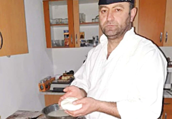 
    O roată standard de caşcaval preparat de Nicolae Manea cântăreşte 400-450 de grame şi se vinde cu 10 lei  