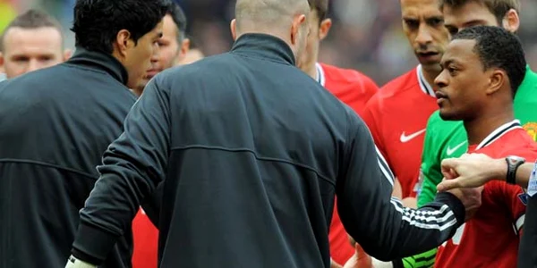 Luis Suarez şi Patrice Evra