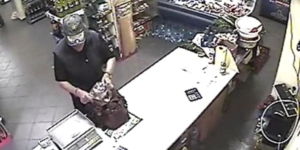 Hoţii găsesc mijloace de a evita camerele video cu care sunt echipate magazinele/ Foto: Arhivă