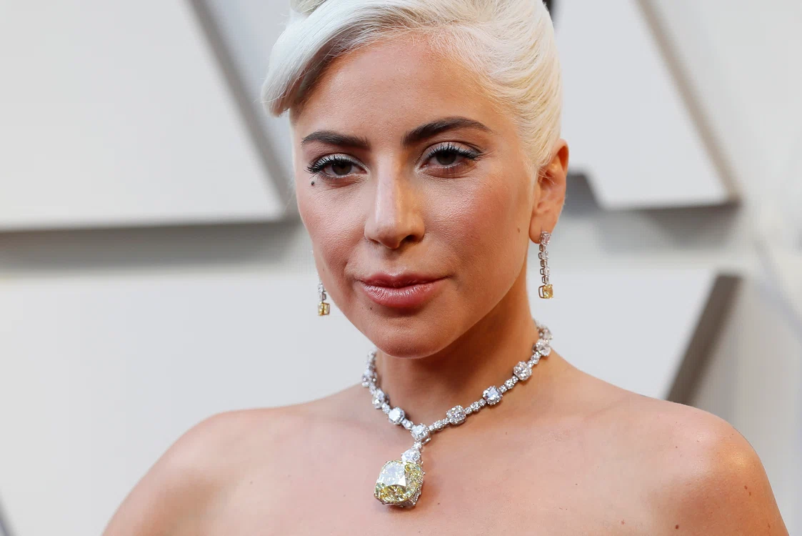 Lady Gaga este a treia persoană care a purtat diamantul galben