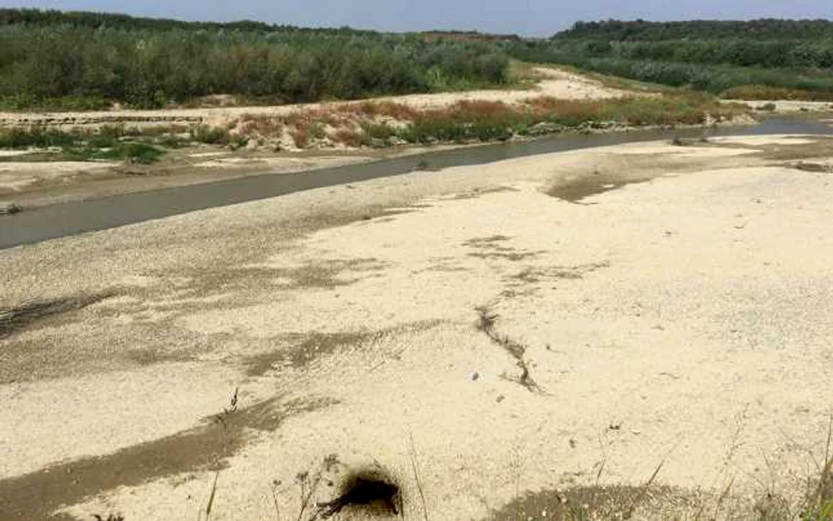 Un cadavru în stare avansată de putrefacţie, descoperit pe maulu râului Ialomiţa FOTO SAJ Prahova
