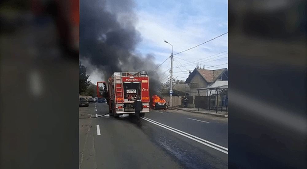 VIDEO Un autoturism a luat foc în timpul mersului și a ars ca o o torță. S-a întâmplat în Buzău