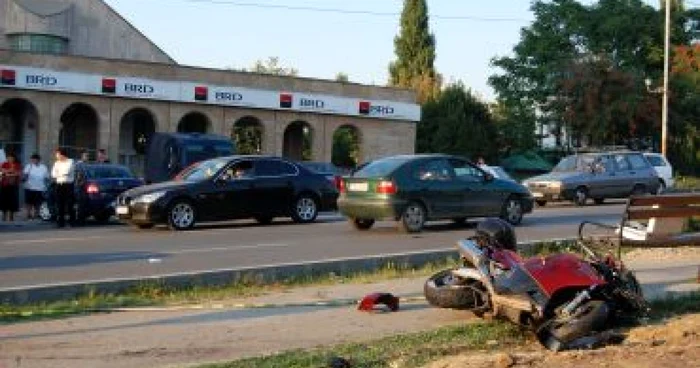 Slatina: A accidentat un  motociclist fără să se asigure