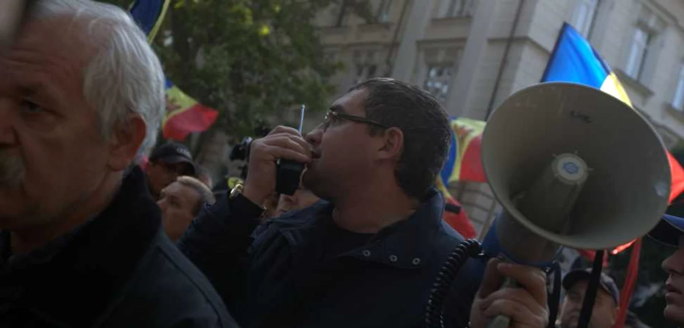 Renato Usatîi (centru) în timpul unei acţiuni de protest la Chişinău