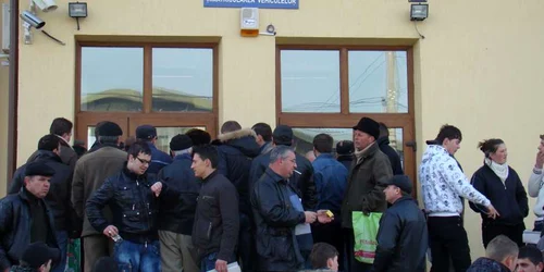 Două ore au de aşteptat botoşănenii ce au treabă la Permise.
