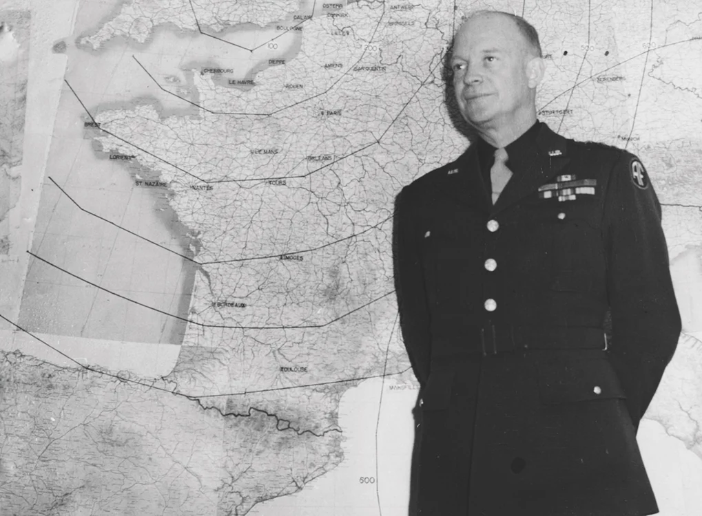 Generalul Dwight Eisenhower, comandantul suprem al forţelor aliate