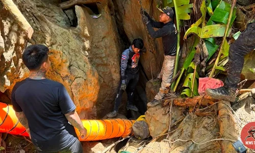 Misiune dramatică: salvatorii încearcă să ajungă la șapte persoane blocate, de o săptămână, într-o peșteră inundată din Laos FOTO X