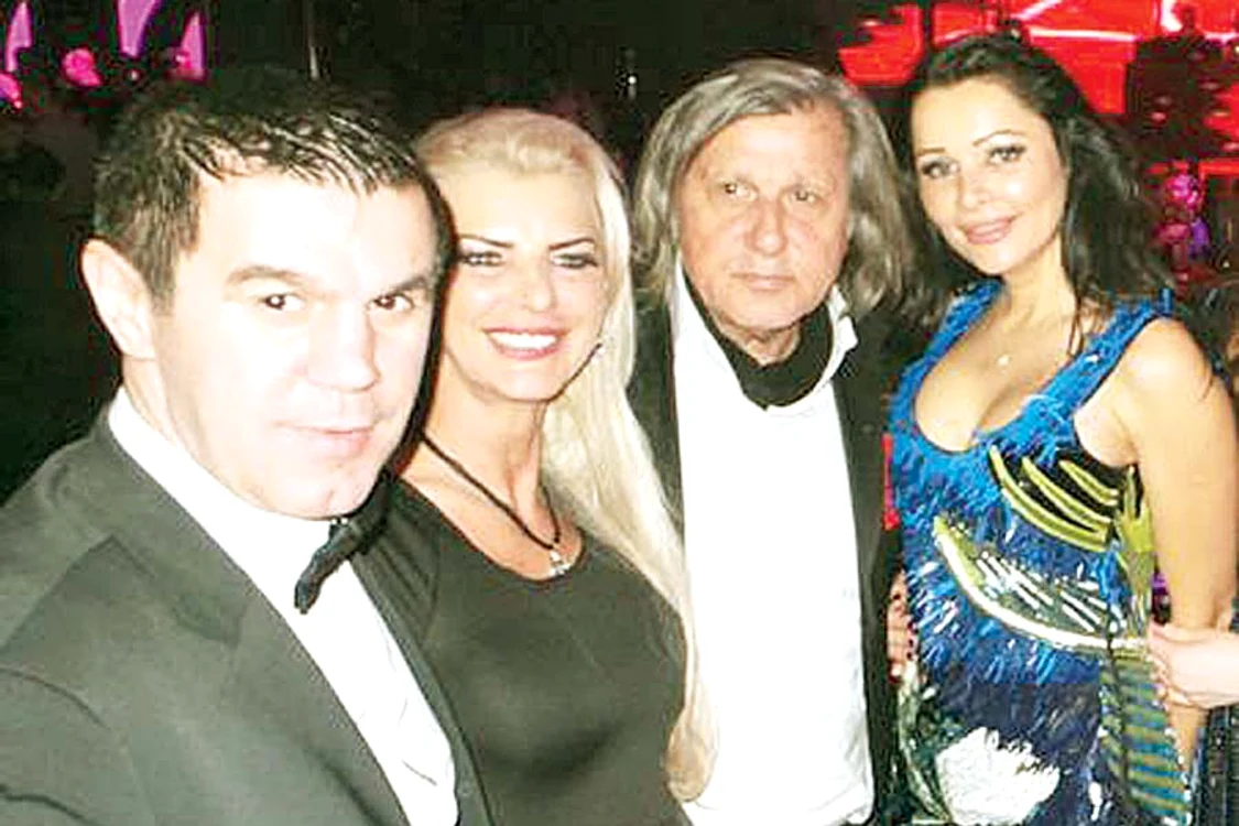 Familia Reghecampf,  alături de ceilalţi invitaţi  ai lui Nicu Gheară, la  masa de Revelion
