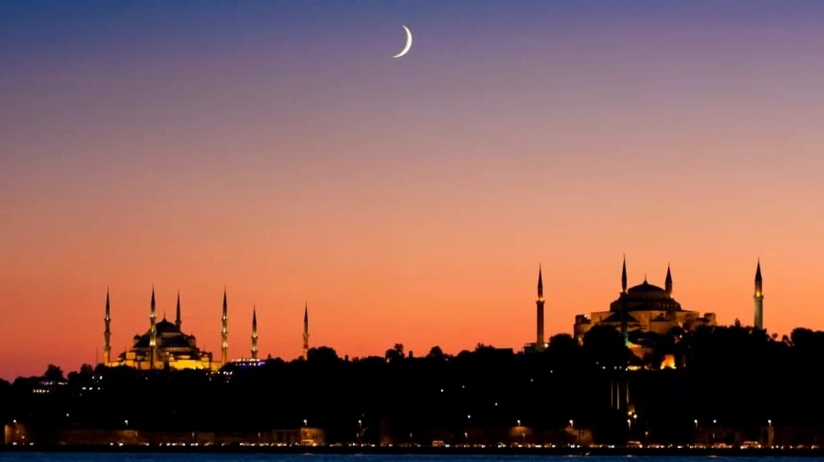 Orient Occident pe străzile din Istanbul jpeg