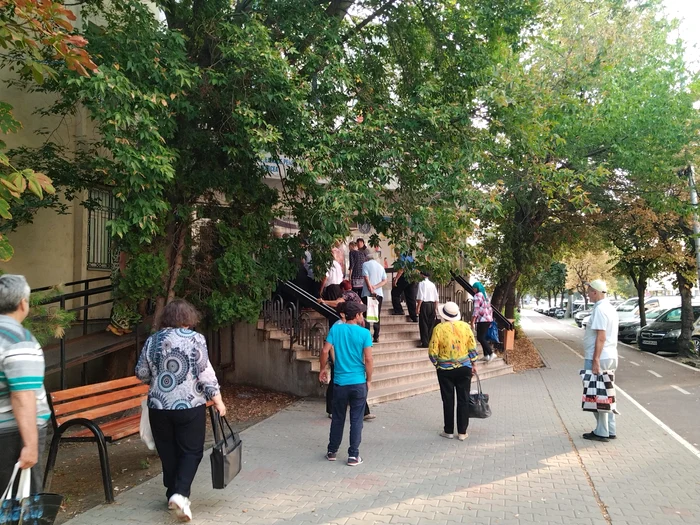 Pensionari la Casa Județeană de Pensii Vrancea FOTO: Șt. Borcea
