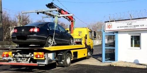 Maşină ridicată de primărie pentru că era parcată neregulamentar Sursa Primăria Constanţa