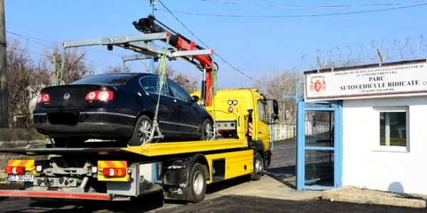 Maşină ridicată de primărie pentru că era parcată neregulamentar Sursa Primăria Constanţa