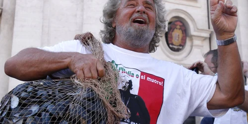 Comicul Beppe Grillo a lansat prin blogul său, Liste Civiche, o nouă iniţiativă menită să fie o provocare deschisă la adresa establishmentului politic în alegerile locale din 2010.