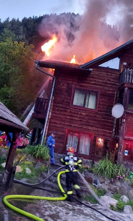 Cabana plină cu 50 de copii aflaţi în tabără de la Râu Sadului - Sibiu care a luat foc Foto ISU Sibiu