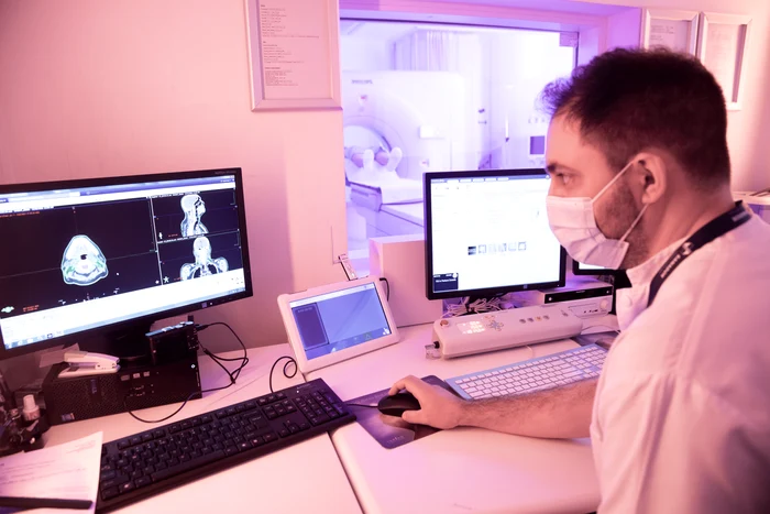 Medic analizând CT-uri la pc