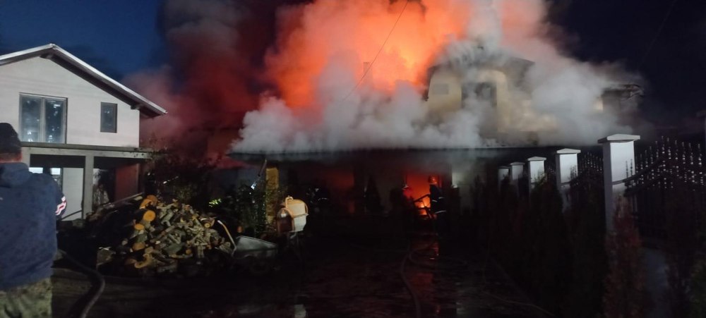 Nesăbuinţe care costă enorm în prag de iarnă. În Neamţ, casele unor gospodari au ars una după alta