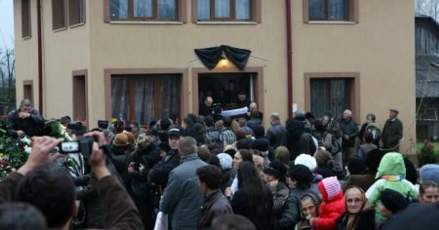 Ceremonialul religios a început la ora 12.00, în oraşul nemţean Roznov